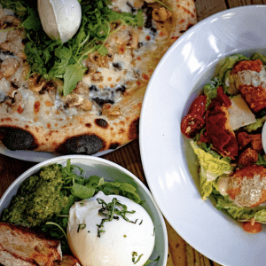 plats à la carte avec burrata, pizza et pâtes 