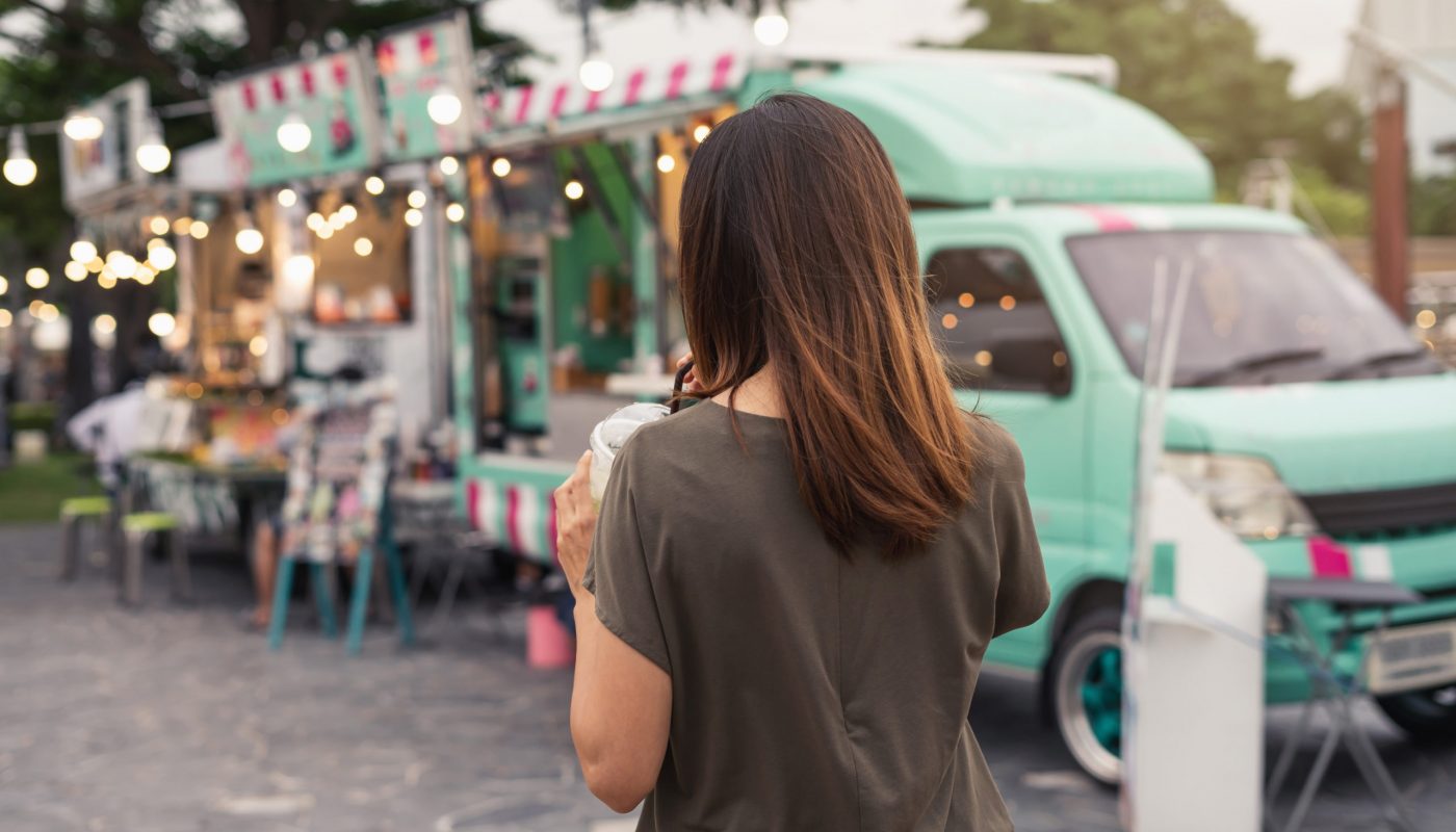 Jeune femme se guidant vers un food truck dans une rue de Toulouse