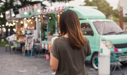 Jeune femme se guidant vers un food truck dans une rue de Toulouse