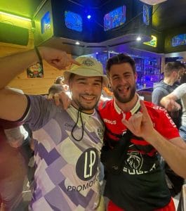 personnes qui s'amusent en bar devant un match toulousain