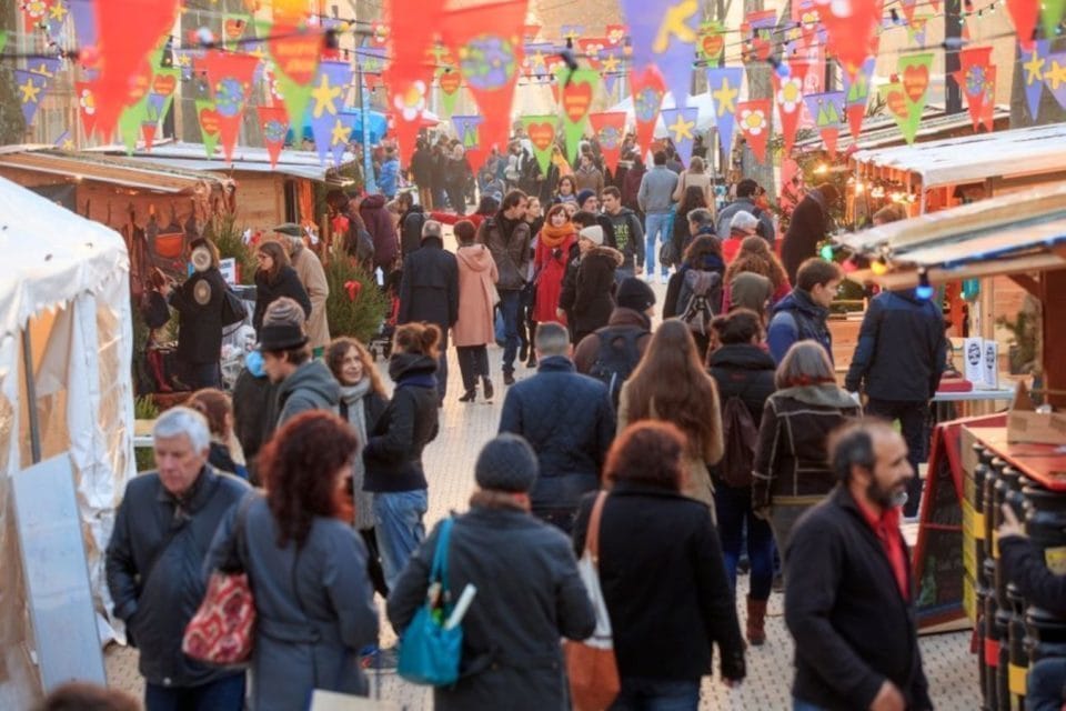 Chalet du marché artisanal et solidaire de Toulouse, animé par une foule de visiteurs venus découvrir les stands d’artisans, créateurs locaux et associations engagées.