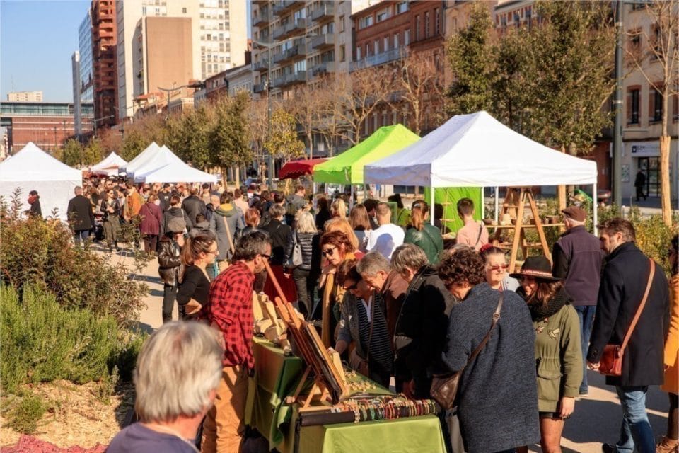 Stands de créateurs et producteurs sur les Ramblas Jean‑Jaurès à Toulouse, au cœur du village des créateurs et des marchés de Noël en plein air.