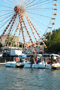 Balade en bateau électrique sur la Garonne avec vue sur la grande roue de Toulouse pendant l’été. Bateau sur la Garonne avec vue sur la grande roue de Toulouse