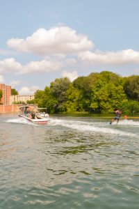 Pratique du ski nautique sur la Garonne à Toulouse, une activité sportive et nautique incontournable à faire en été en Occitanie.