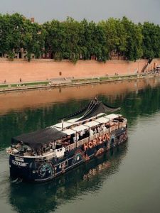 Péniche Horizon à Toulouse sur la Garonne, une expérience originale pour profiter d'une croisière, d'un apéritif ou d'un repas au fil de l'eau en été.