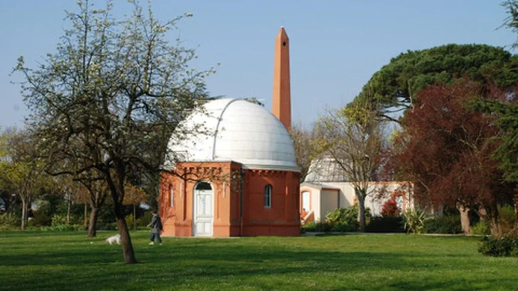 Observatoire de Jolimont à Toulouse avec ses coupoles blanches au milieu d'un jardin arboré.