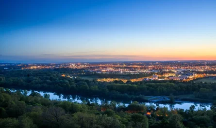 Vue panoramique depuis Pech-David sur Toulouse et la Garonne au crépuscule, avec les lumières de la ville.